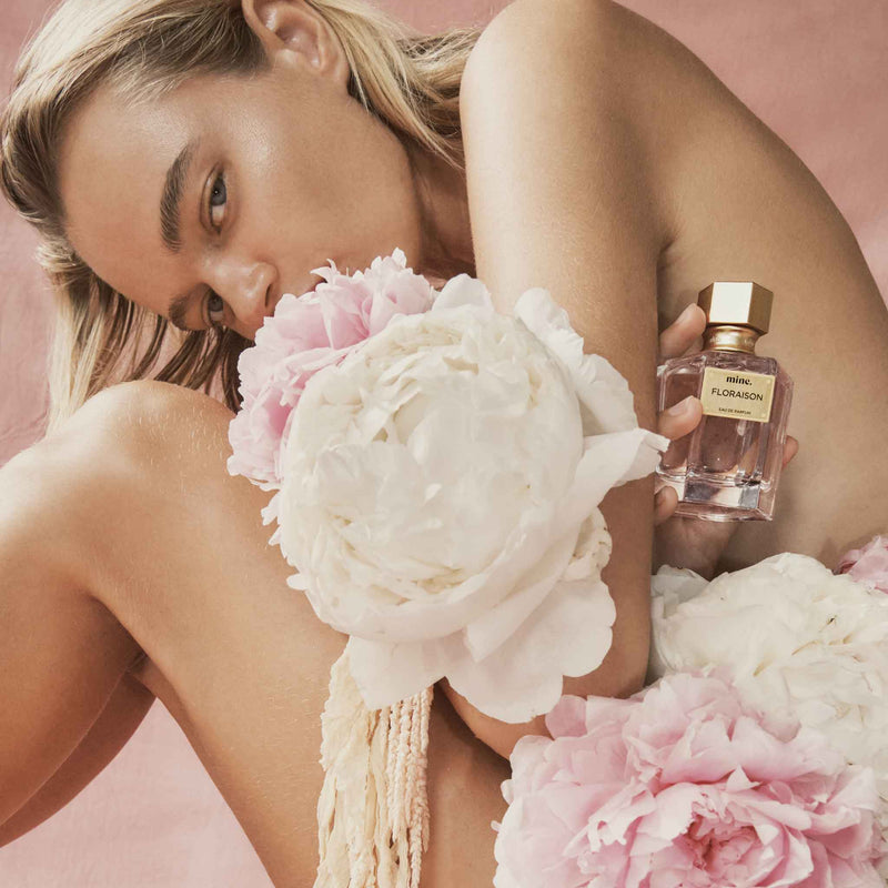 parfum floraison, produk katalog. minyak wangi merah muda, pink parfum mewah indonesia. parfum wangi bunga peony. bunga mawar. parfum artis dengan model